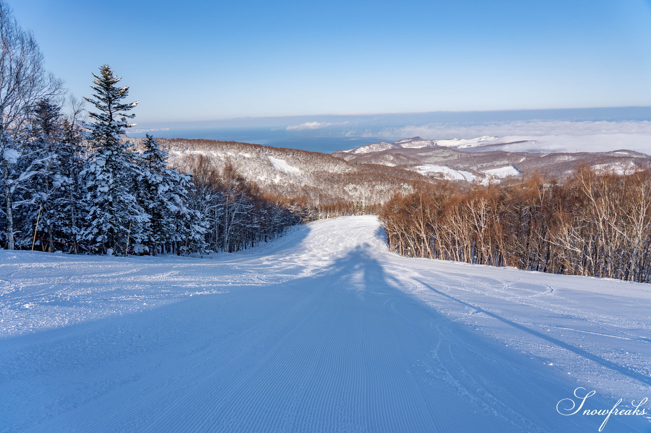小樽天狗山スキー場　大雲海発生！息を吞む絶景とドライパウダー。北海道の雪山の魅力が詰まったローカルゲレンデを滑る！